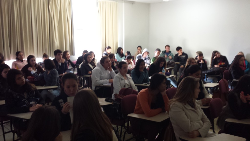 Estudantes de psicologia, nutrição e fisioterapia da FEPAR participam do “FC nas Universidades”