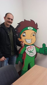 Criador e “Pai” do mascote Super Fibra visita o Instituto Unidos pela Vida