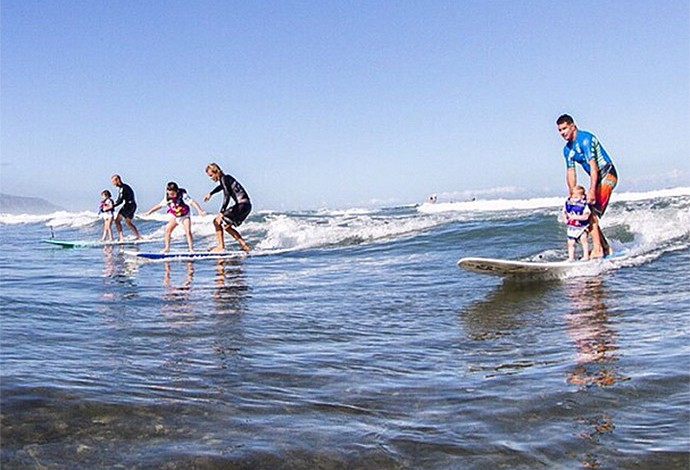 Australiano Mick Fanning pratica surfe com crianças com fibrose cística