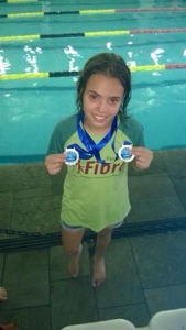 Conheça a história de Clara, que tem 11 anos e representa a Equipe de Fibra em pódios de natação