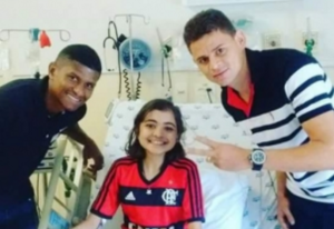 Jogadores do Flamengo visitam criança internada com Fibrose Cística