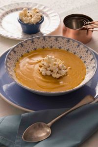 Sopa de cenoura com leite de coco e pipoca (Fortini)