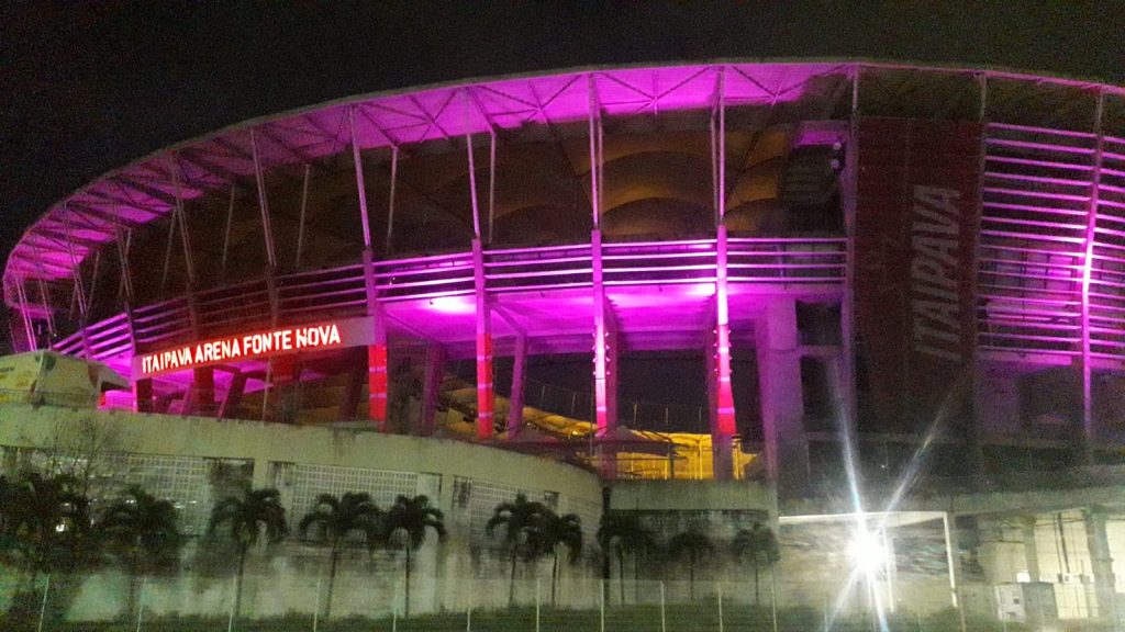 Arena Fonte Nova é iluminada de roxo em alusão ao Mês da Fibrose Cística