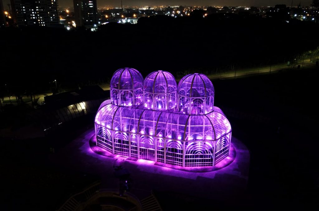 Jardim Botânico de Curitiba é iluminado de roxo em alusão ao mês da Fibrose Cística