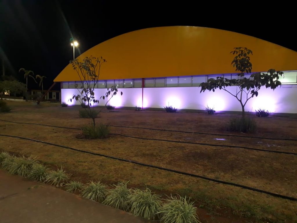 Hospital da Criança de Brasília é iluminado de roxo em alusão ao Mês da Fibrose Cística