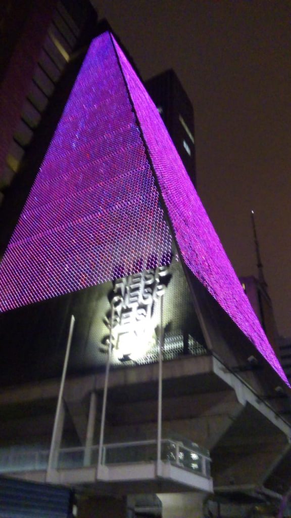 Prédio da FIESP em São Paulo é iluminado de roxo em alusão ao Mês da Fibrose Cística
