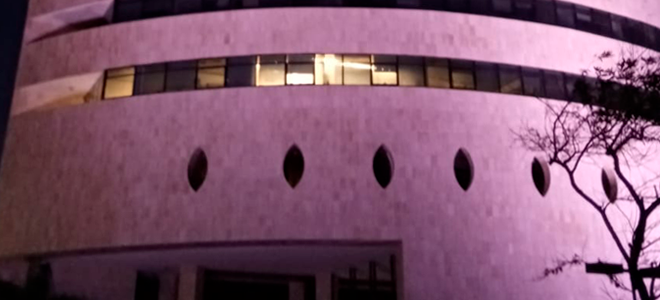 Tribunal Regional Federal da 5ª Região em Recife/PE é iluminado de roxo em alusão ao Mês da Fibrose Cística