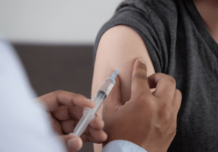 Vacinação contra a covid-19 para pessoas com comorbidades como a fibrose cística tem início em Curitiba/PR
