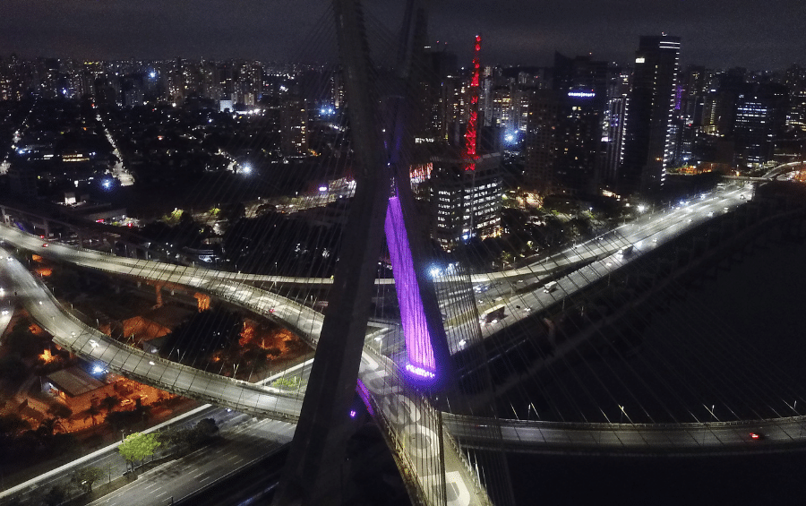 Ponte Estaiada em São Paulo/SP é iluminada de roxo em alusão ao Setembro Roxo 2021