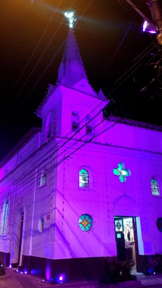 Igreja de João Pedro de Jurujuba em Niterói/RJ é iluminada de roxo em alusão ao Setembro Roxo 2021