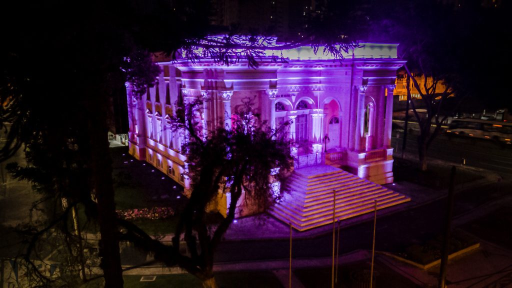 Câmara Municipal de Curitiba/PR é iluminada de roxo em alusão ao Setembro Roxo 2021