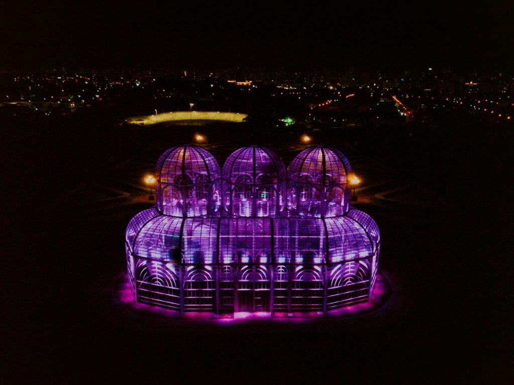 Jardim Botânico de Curitiba/PR é iluminado de roxo em alusão ao Setembro Roxo 2021