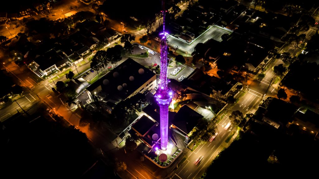 Torre da RPC em Curitiba/PR é iluminada de roxo em alusão ao Setembro Roxo 2021
